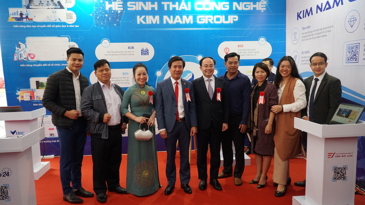 Đoàn đại biểu tham quan gian hàng CĐS
