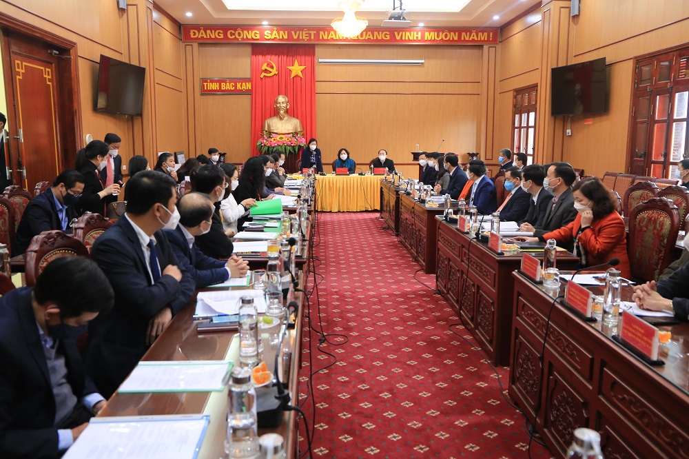 Nguyễn Kim Hùng phó chủ tịch thường trực Hiệp hội doanh nghiệp tỉnh tham dự hội nghị với Thống đốc Ngân hàng Nhà nước Việt Nam