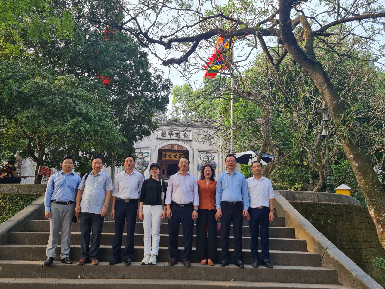 Chủ tịch Nguyễn Kim Hùng cùng Phó chủ tịch VCCI và lãnh đạo Hiệp hội DNNVV tỉnh Phú Thọ dâng hương tại Đền Hùng