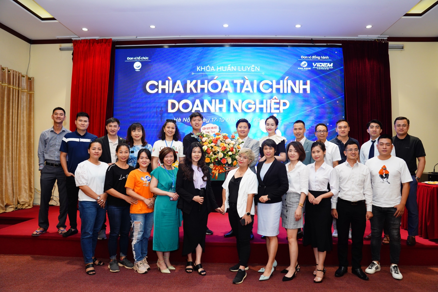 Chuyên gia tài chính Chủ tịch Nguyễn Kim Hùng trên vài trò diễn giả chia sẻ trong khóa huấn luyện "chìa khoá tài chính doanh nghiệp"