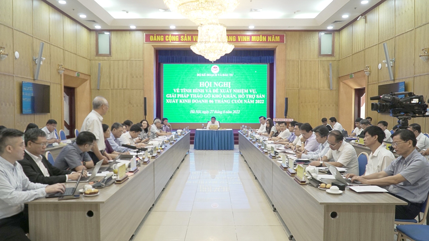 Ông Nguyễn Kim Hùng đại diện Hiệp hội DNNVV đề xuất một số giải pháp tháo gỡ khó khăn, hỗ trợ sản xuất kinh doanh
